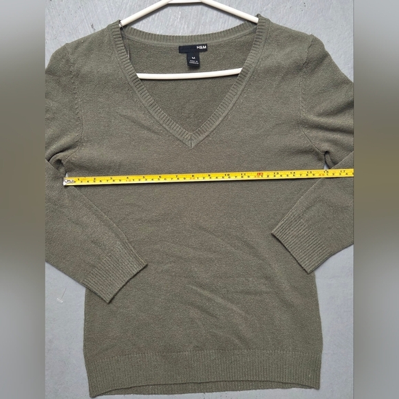 H&M Women's V-Neck Tight knit Pullover Sweater - Olive Green Sz M - Picture 6 of 9